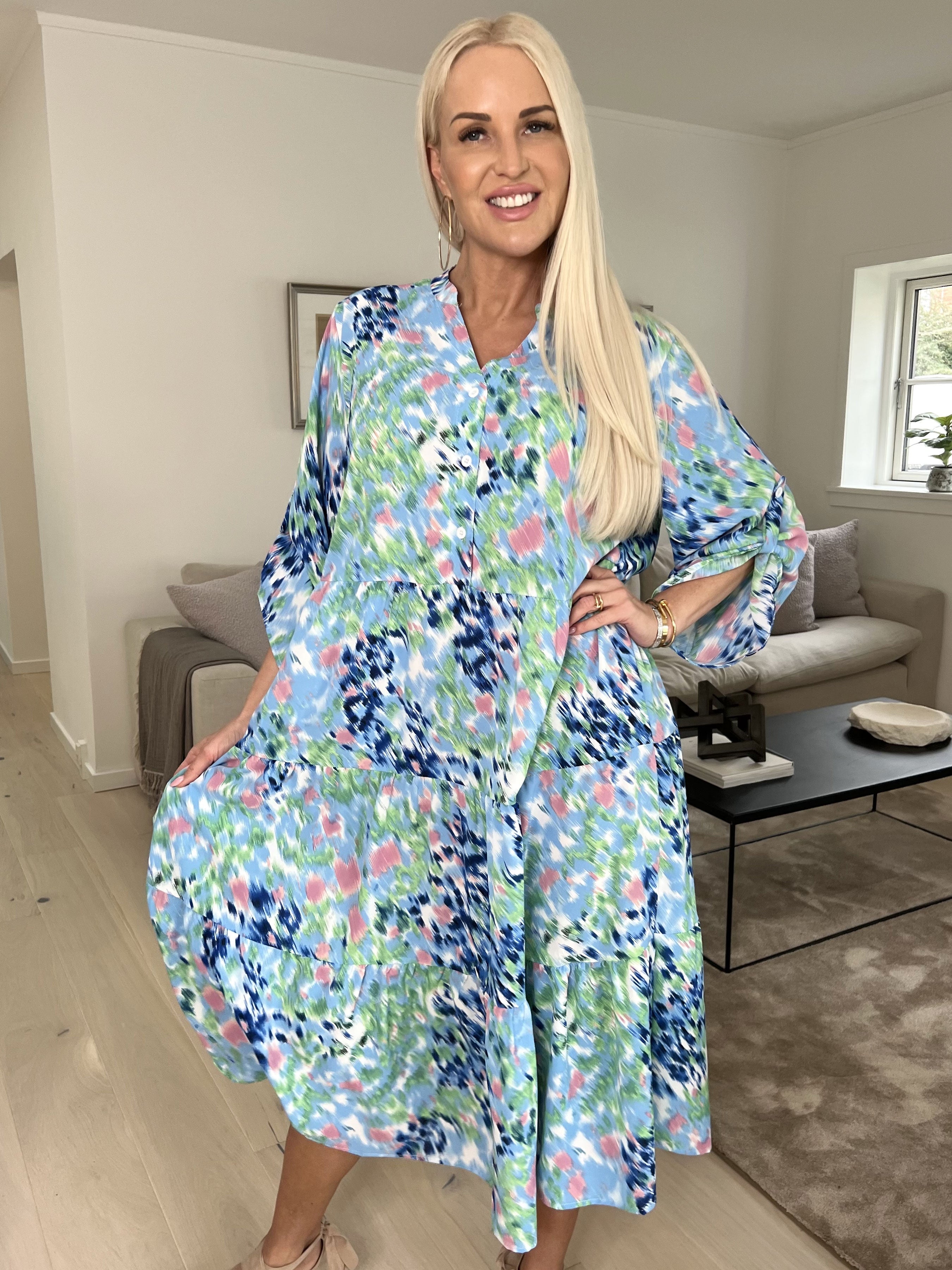 Simone - Söt klänning med mångfärgat tryck